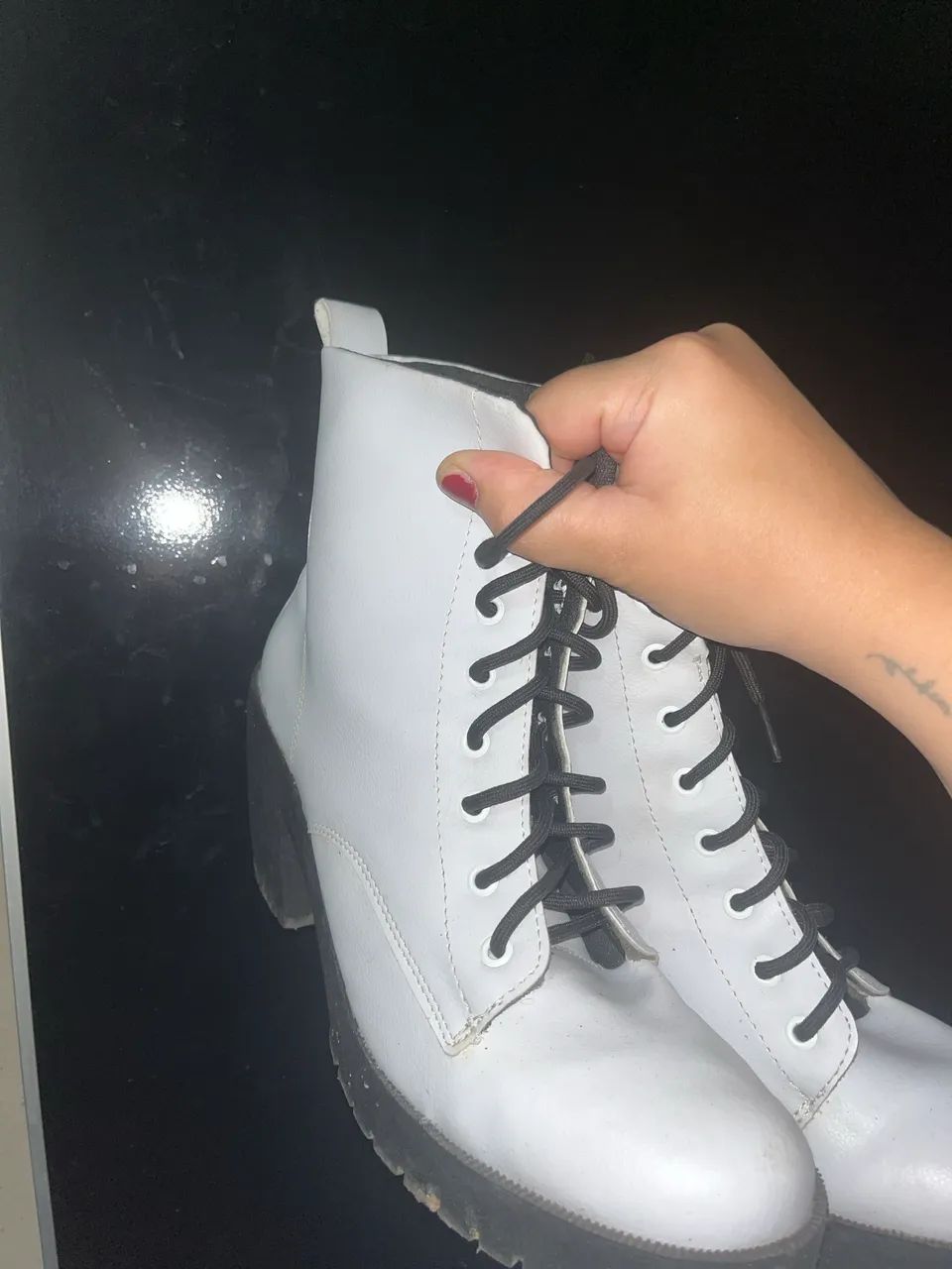 BOTA COTURNO BRANCO COM PRETO - Foto 2