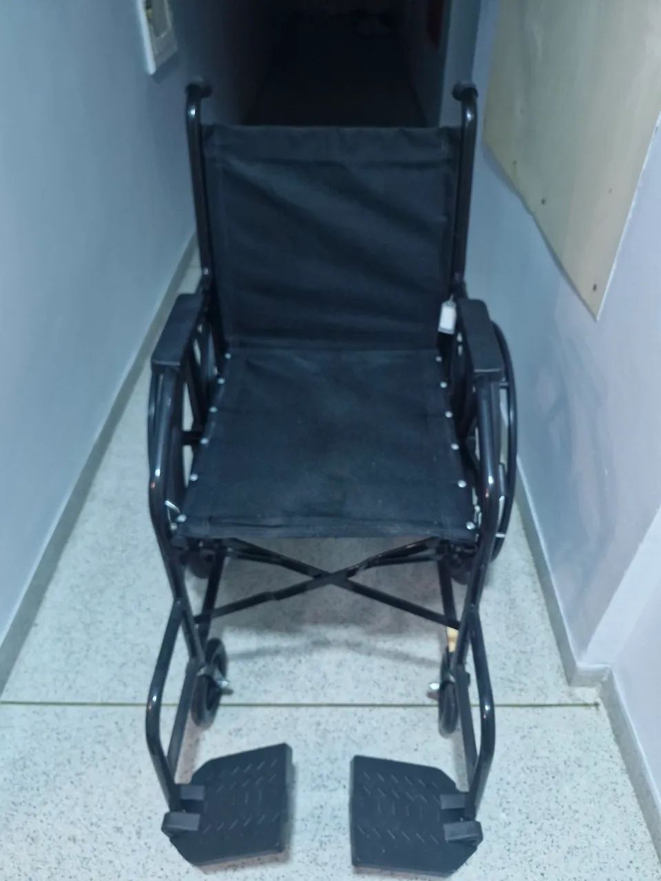 Cadeira de rodas dobrável com pneu maciço .Prolife 