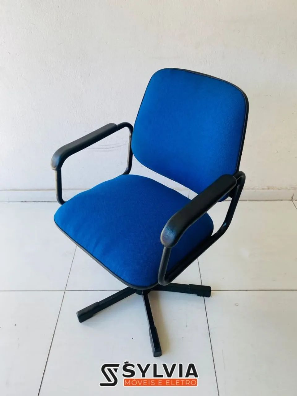 Cadeira de escritório acolchoada azul - Foto 3