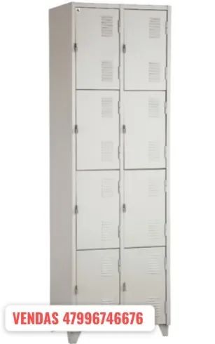 guarda volume com 8 portas pequenas
