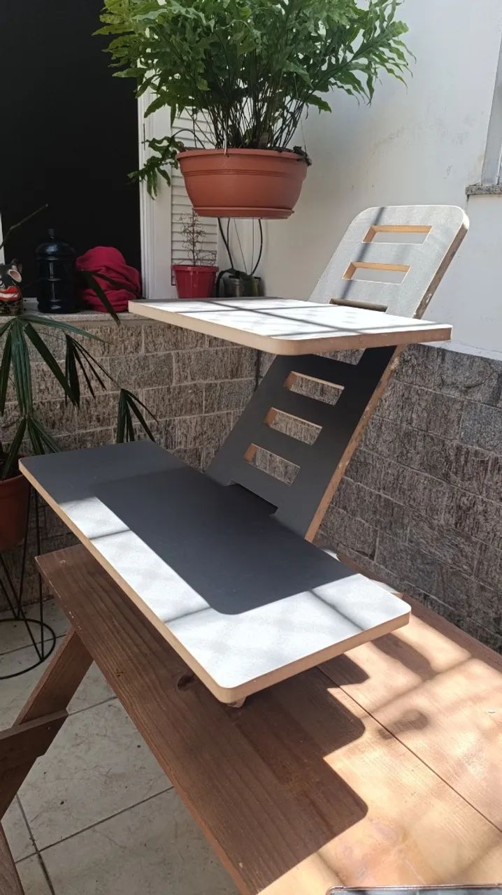Suporte Standing Desk para Notebook com níveis de altura.