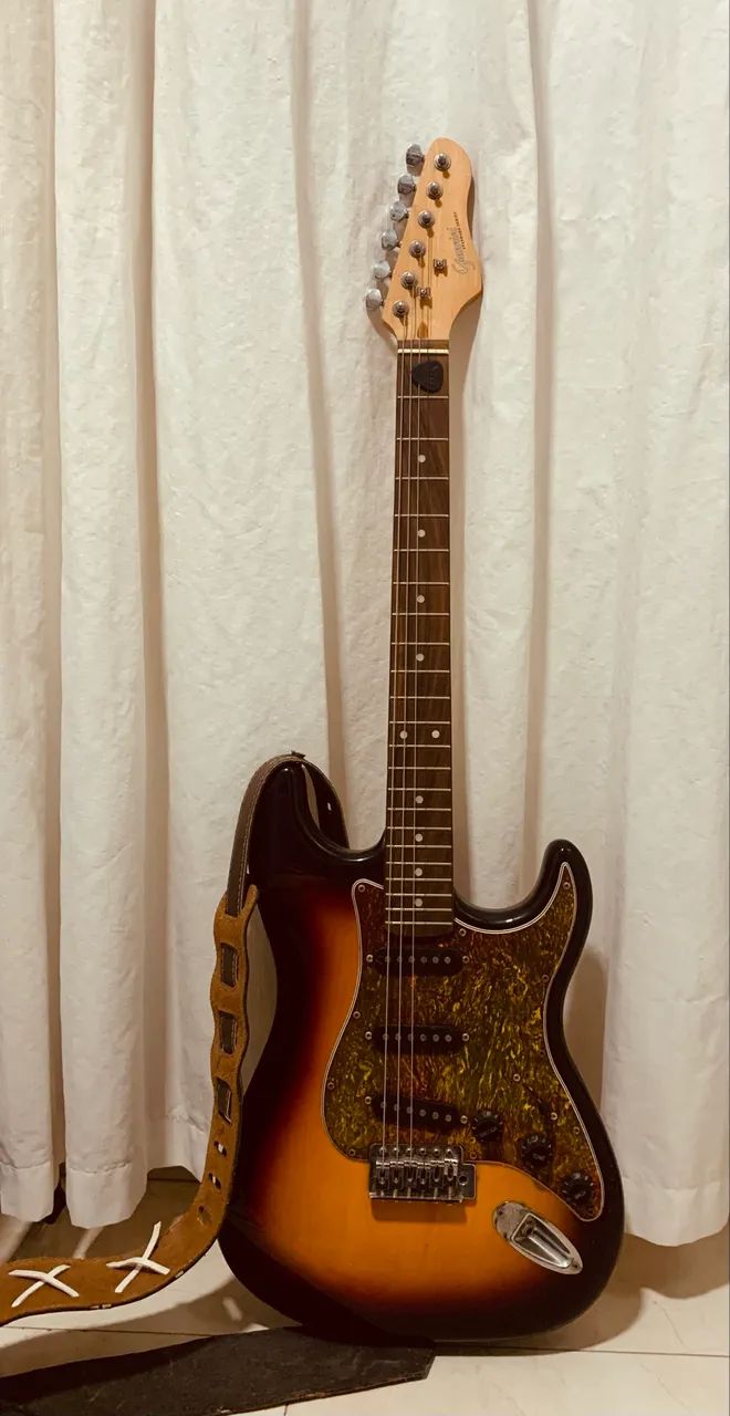 Guitarra Stratocaster Sunburst Giannini + Amplificador Meteoro MG10 + acessórios