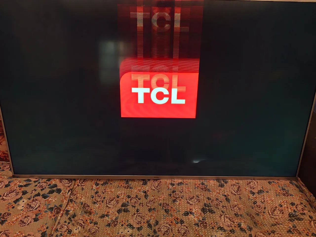 Tv smart TCL  50 polegadas está com defeito vendo para peça ou conserto tem comtrole - Foto 3