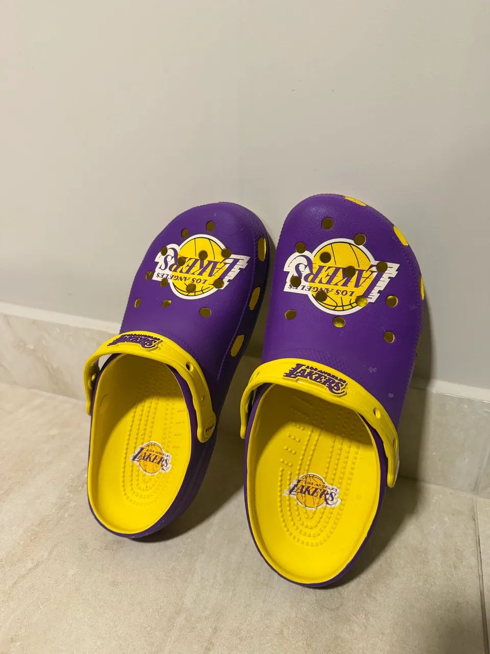 Crocs Los Angeles Lakers Roxo e Amarelo - Foto 3