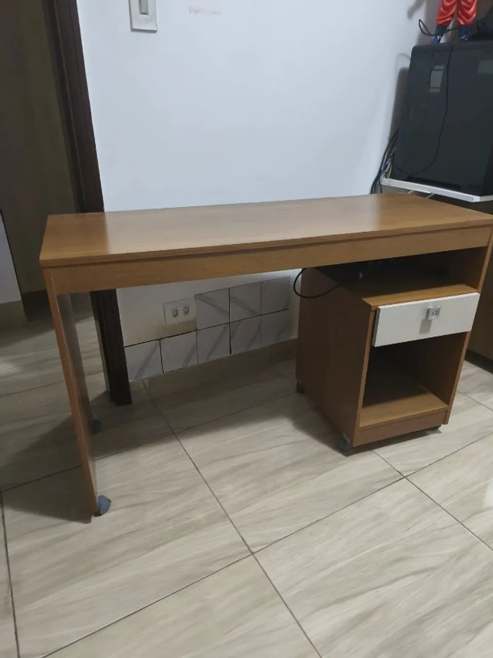 Escrivaninha / Mesa para Home Office com Rodinhas - Ótimo Estado - Foto 3