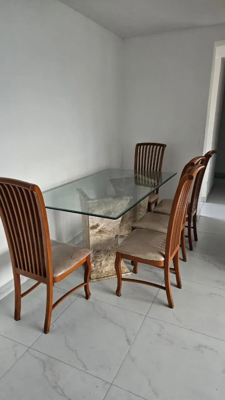 Mesa de vidro com quatro cadeiras