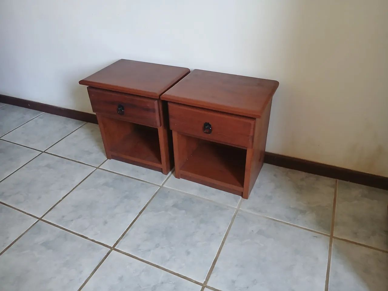 Par mesinhas de cabeceira.