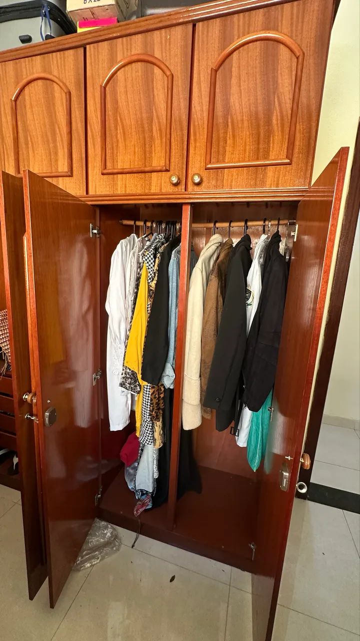Guarda-roupa de madeira com espelhos - Foto 4