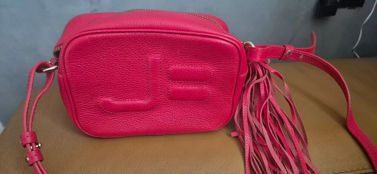 Bolsa pequena de couro vermelha da marca Jorge Bischoff com Barbicacho.