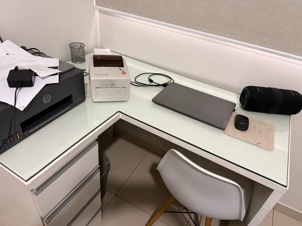 Escrivaninha Mdf com tampo de vidro + cadeira  - Foto 2