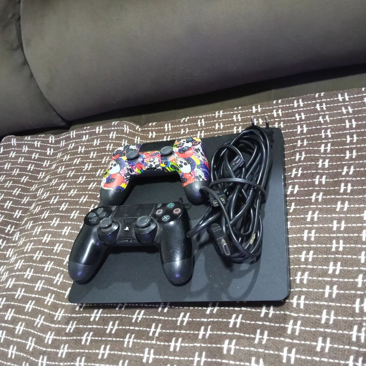 PLAYSTATION 4 SLIM COM 2 CONTROLES  - Foto 2