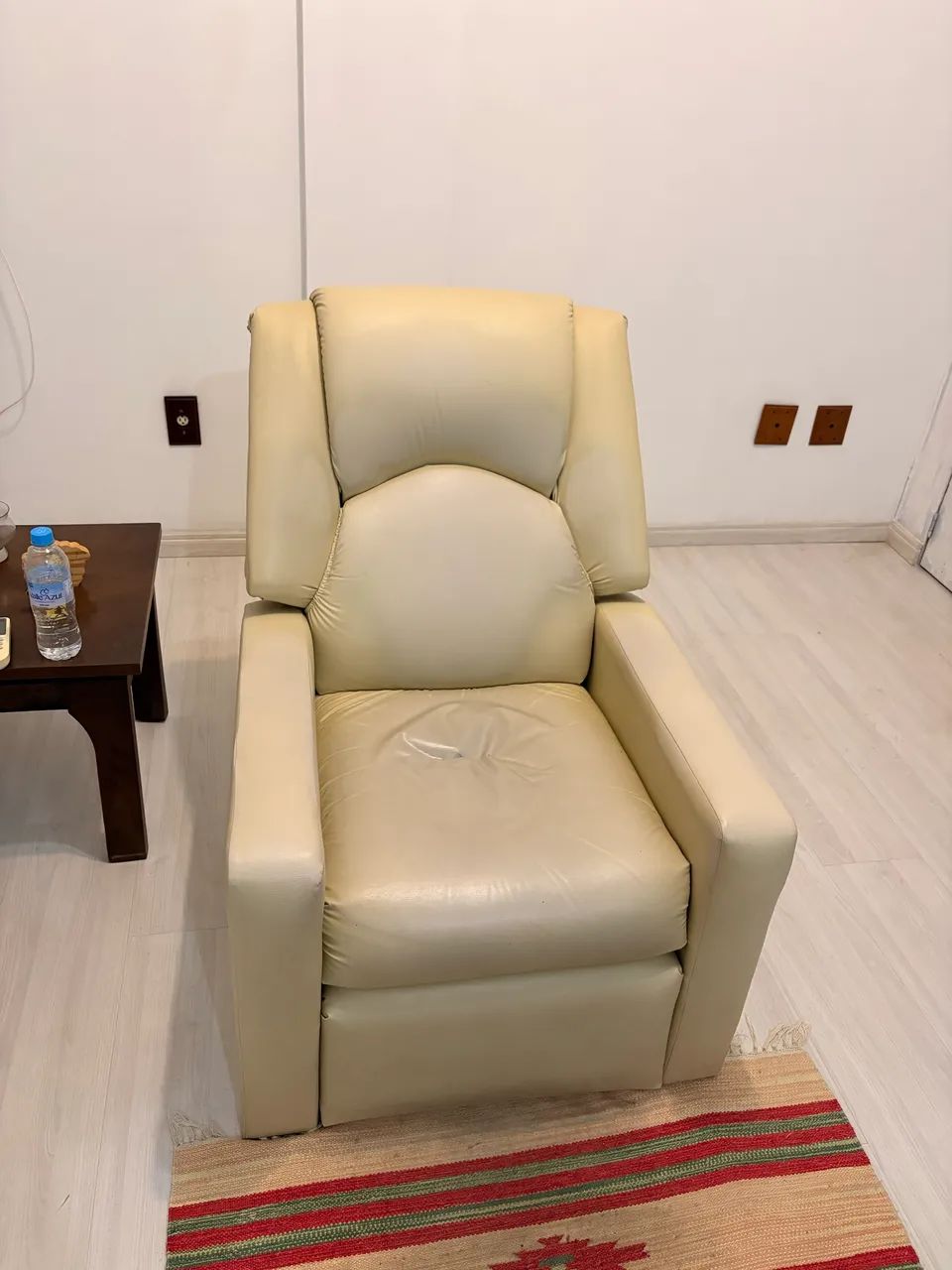 Duas Poltronas de Courino usadas  - Foto 2