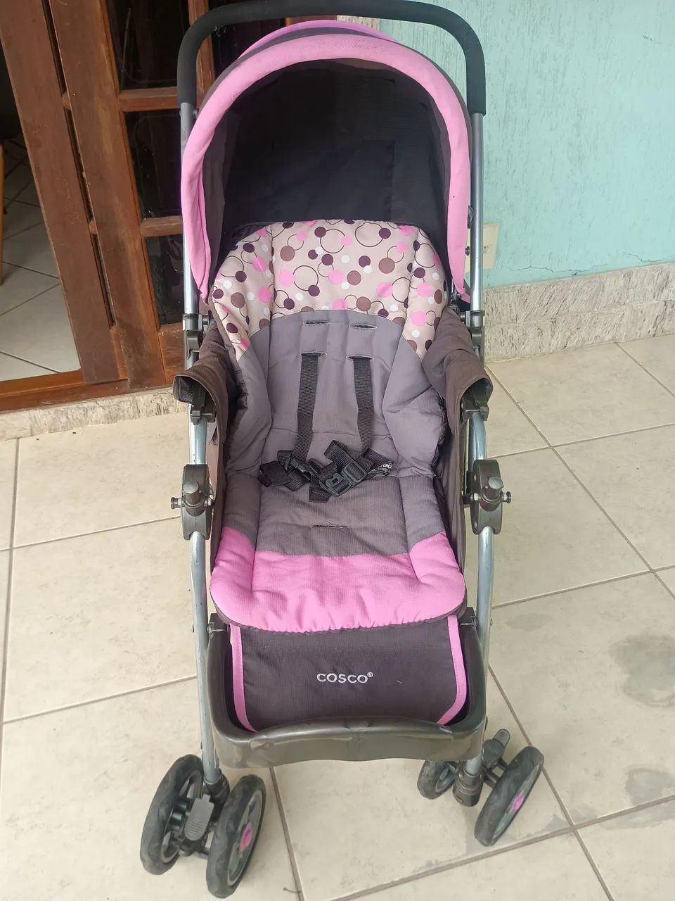 Carrinho de Bebê Reverse marca Cosco e bebe conforto.
