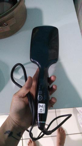 Escova alisante. Pega com cabelo molhado e todos os tipos de cabelo.