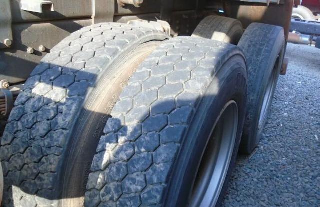 Caminhão caçamba volvo