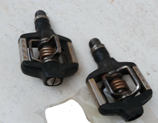 Pedal Crank Brothers lado direito, o esquerdo precisa manutenção - Foto 3