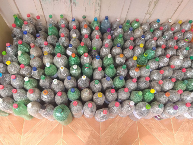 Vendo 170 pet de 2 litros cheias de lacres de latinha