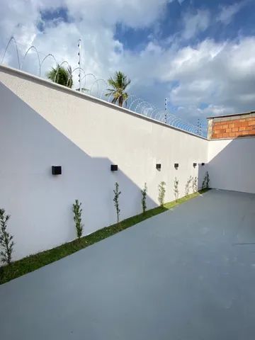 Casa 2/4 sendo uma suíte, reformada e com garagem coberta 