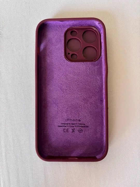 capinha iphone 14 pro de silicone vinho - Foto 3