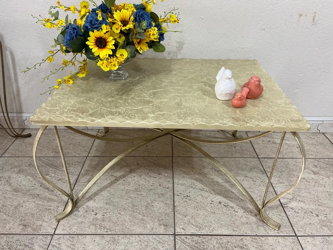 Mesa de centro base de ferro 45alt tampo em pedra 80x60