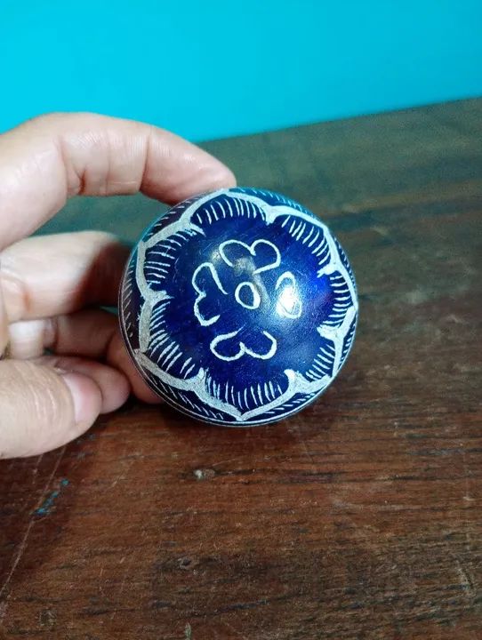 Antigo potiche com tampa esculpido em pedra sabão na cor azul<br><br>5 x 5 cm - Foto 2