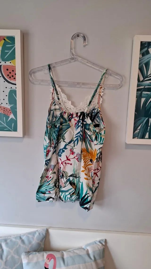 Regata floral tropical com detalhe em pérolas - Foto 3