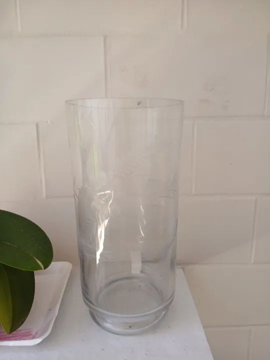 Vaso de vidro trabalhado em flor e folhas.