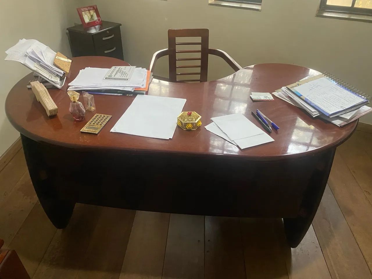 Mesa de madeira em mogno laqueado para escritório 