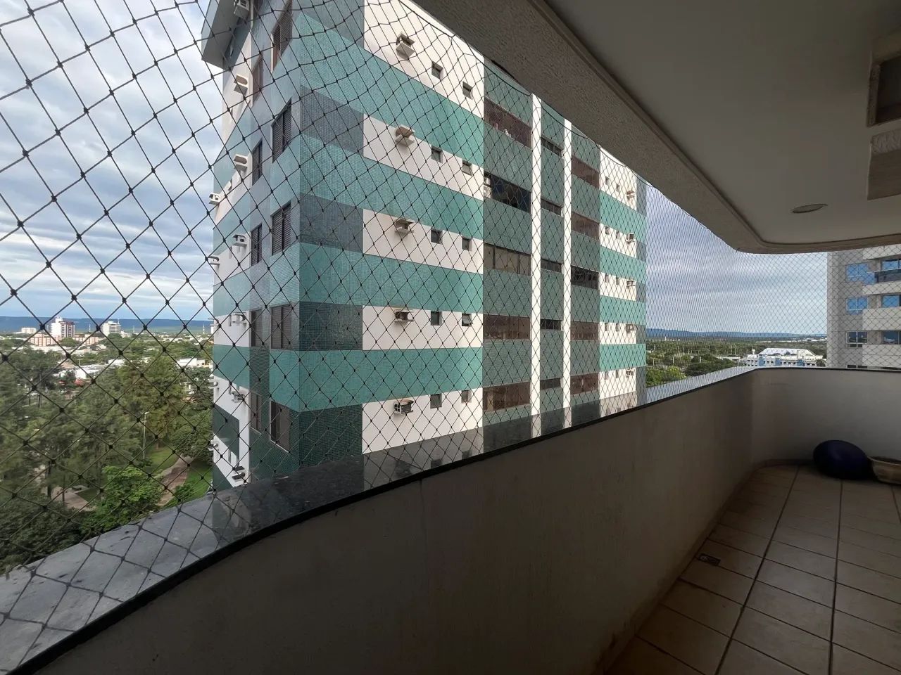 Apartamento 03 Suites plenas com armários e escritório (incluso condomínio e água) - 204 S