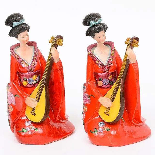 Par lindas esculturas representando Gueixas Musicistas em resina ricamente policromada