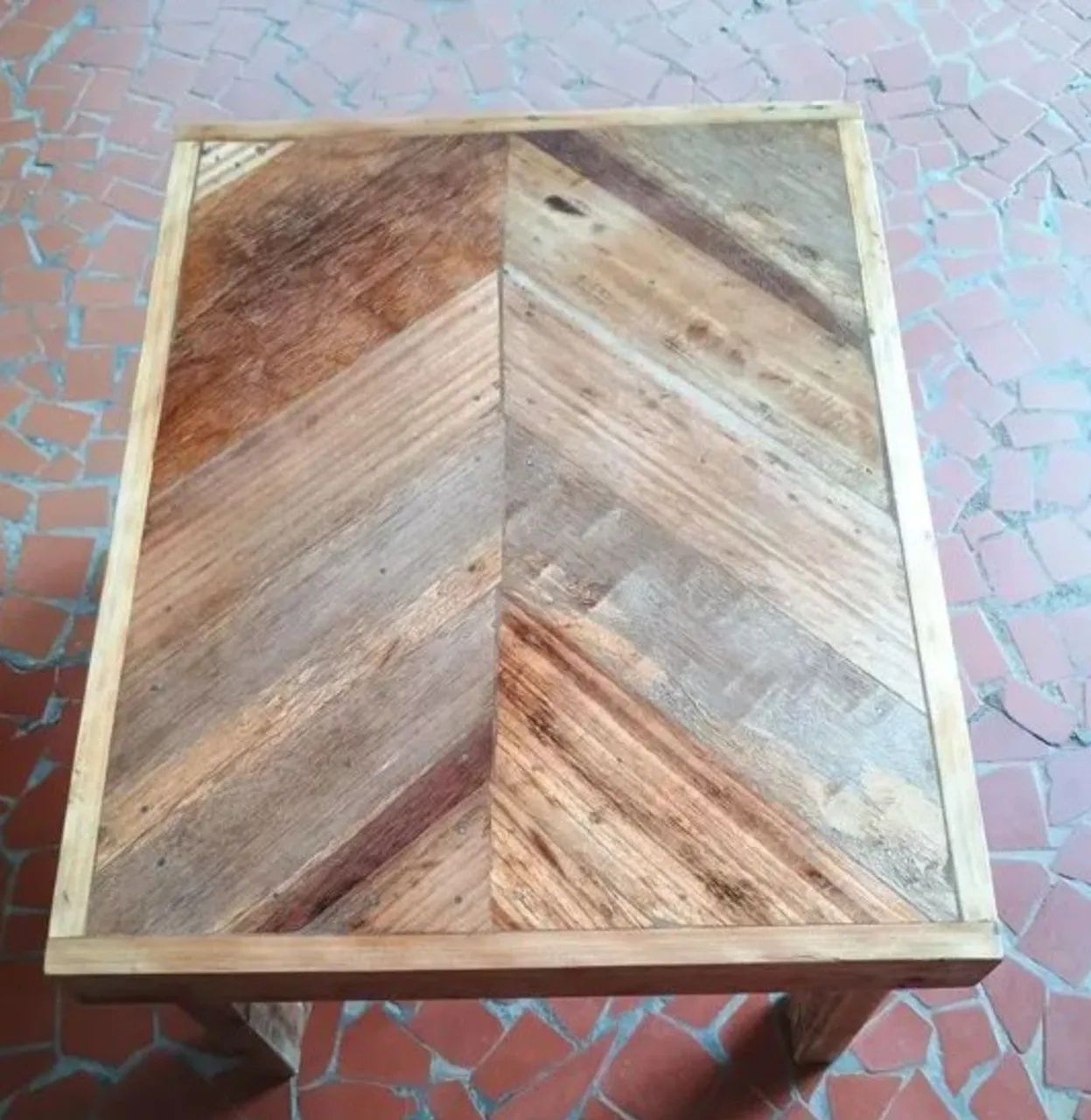 Mesa de madeira rústica, conjunto de cadeiras para 4 pessoas e mesa de centro de brinde.  - Foto 3