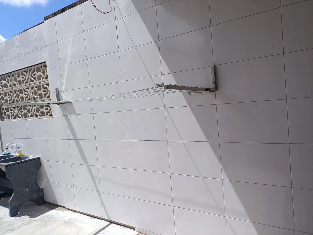 Varal retrátil para área externa em aço Inox polido