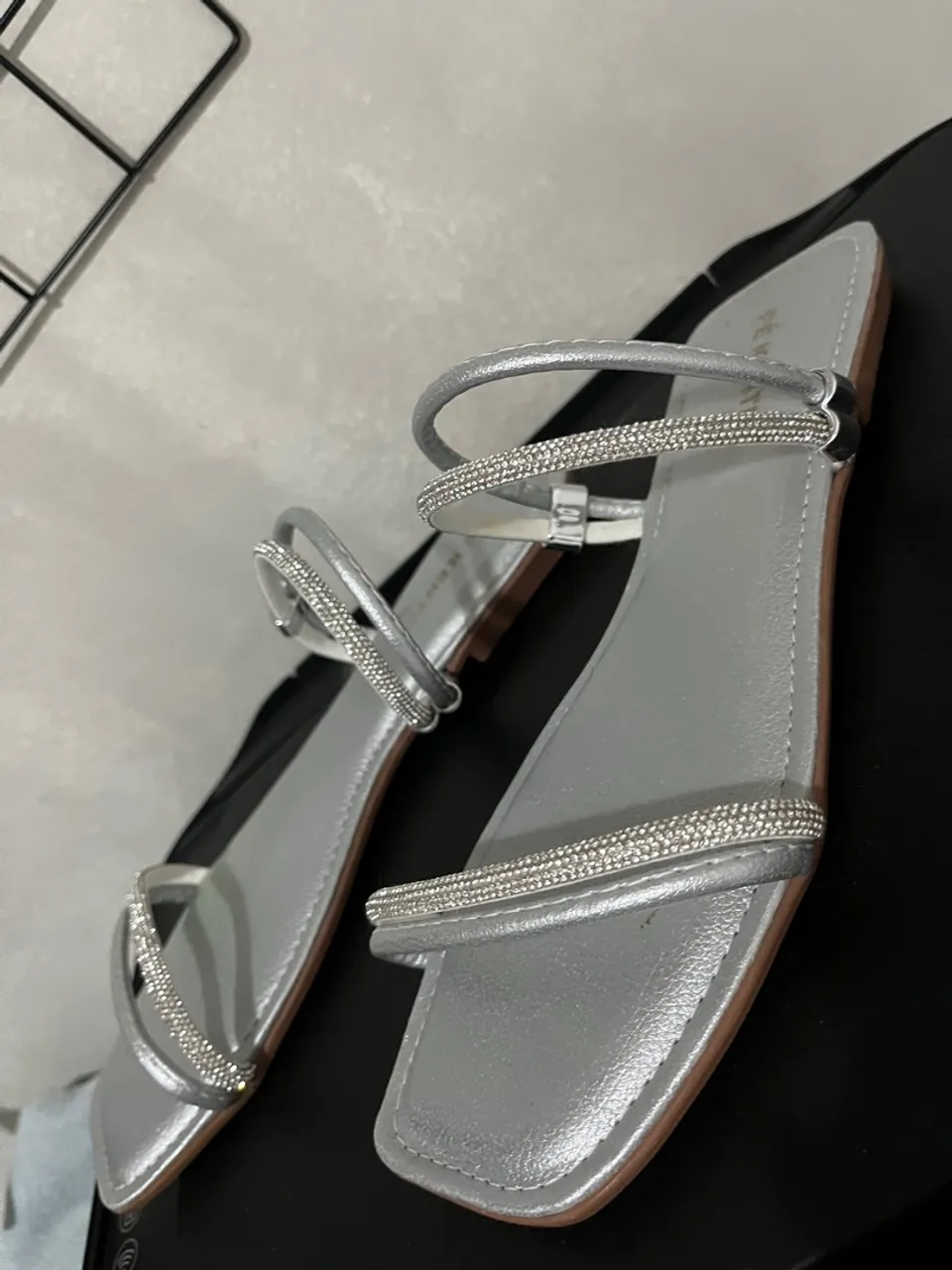Sandália Feminina Prateada com Strass - Elegância e Conforto