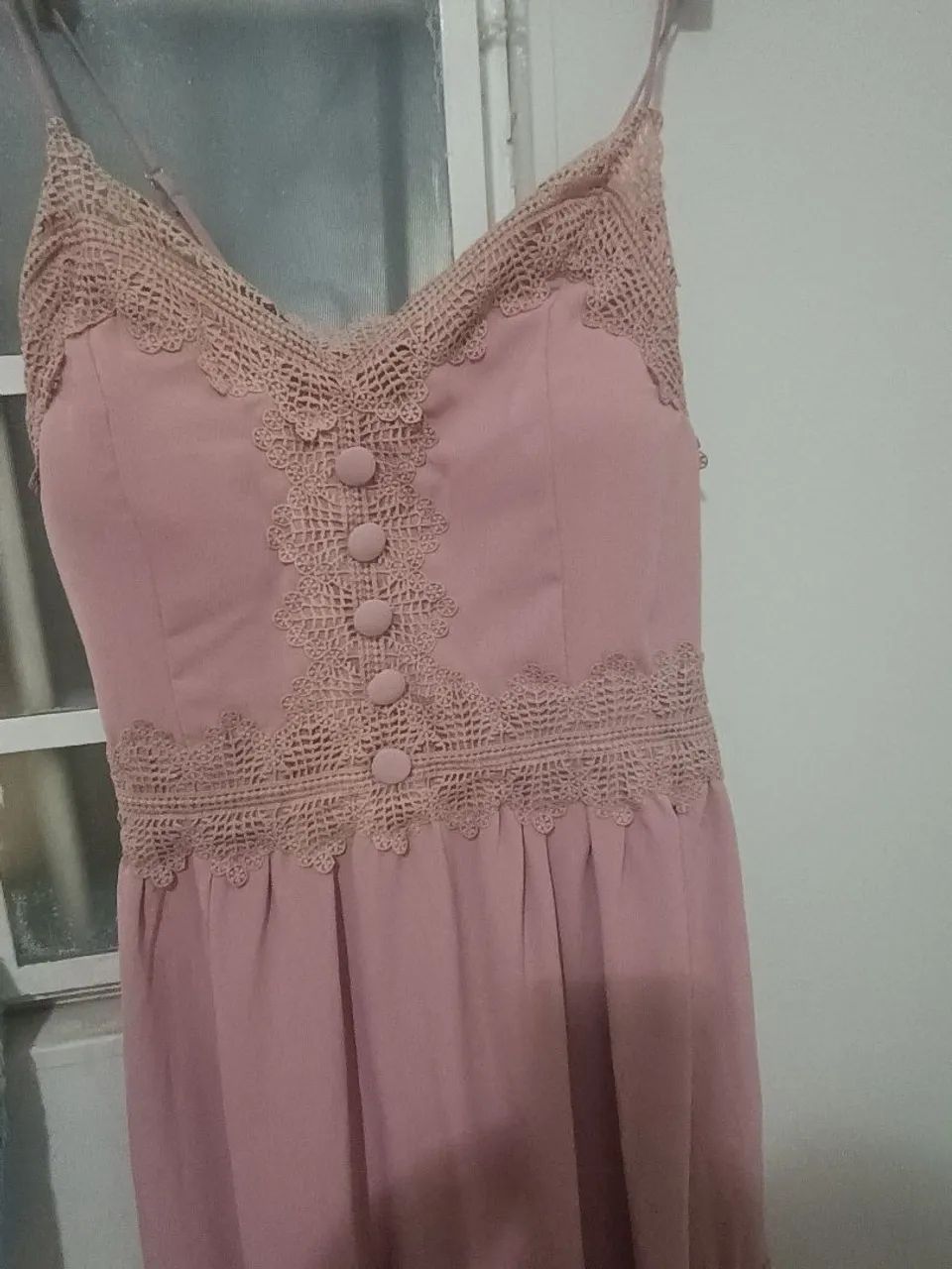 Vestido longo rosa com detalhes em renda - Foto 3