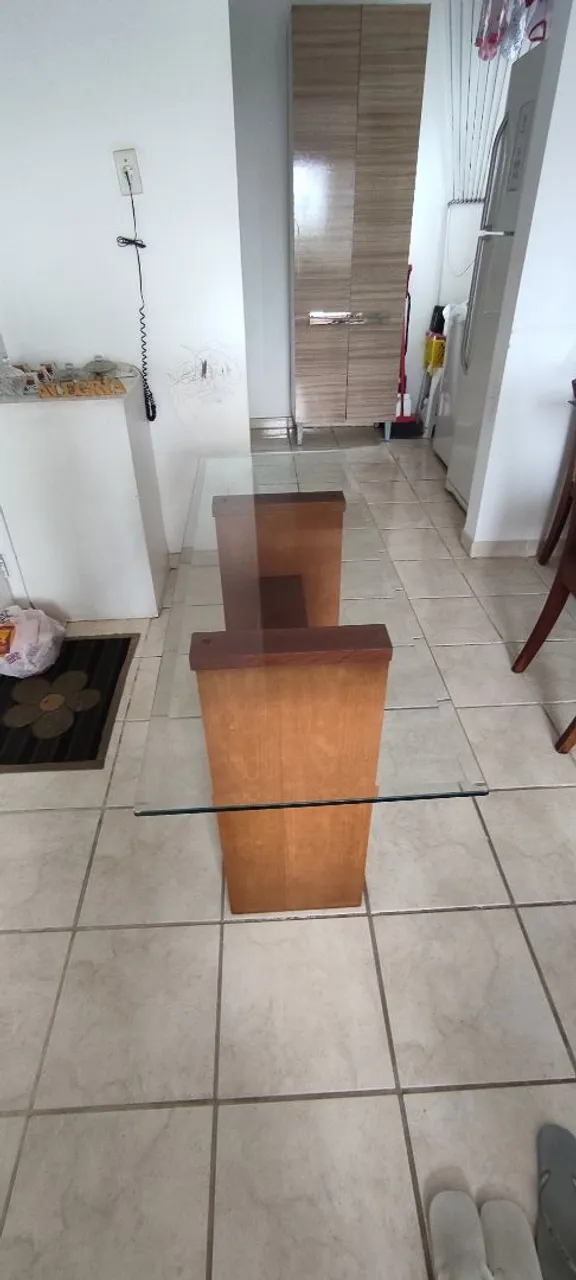 Mesa de Vidro com Base em Madeira