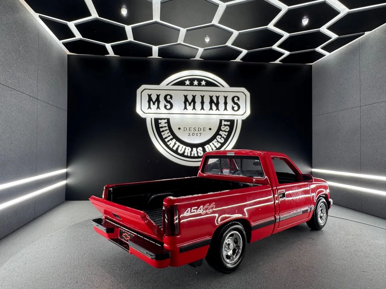 Miniatura Chevrolet Silverado escala 1/24 Maisto R$250,00 - Foto 4