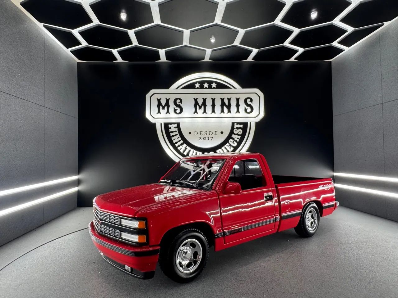 Miniatura Chevrolet Silverado escala 1/24 Maisto R$250,00