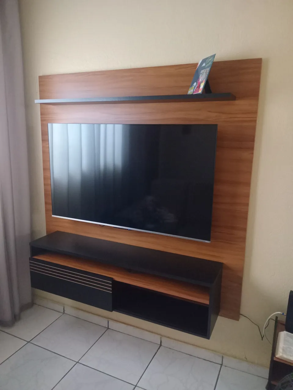 Painel para TV com Rack Embutido - Design Moderno