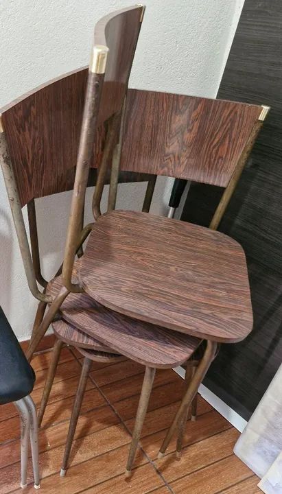 Cadeiras retrô: 4 de madeira com fórmica e 2 com assento acolchoado
