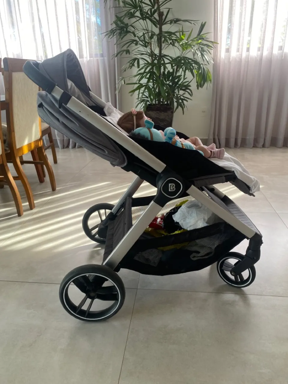 Carrinho de Bebê - Leve e Fácil de Manobrar