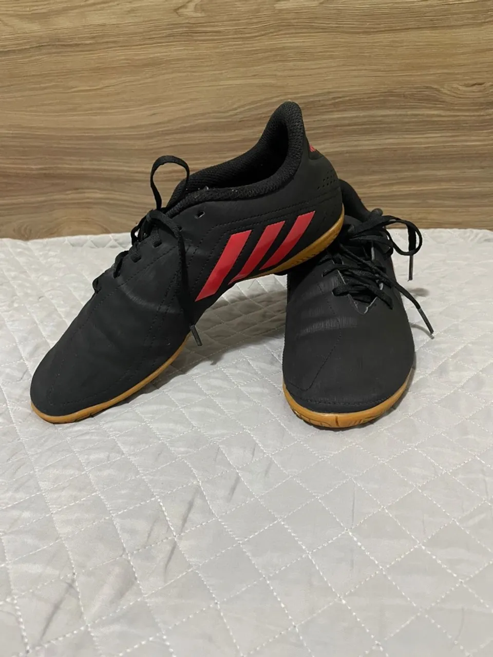 Chuteira Adidas Futsal - Preta com detalhe vermelho