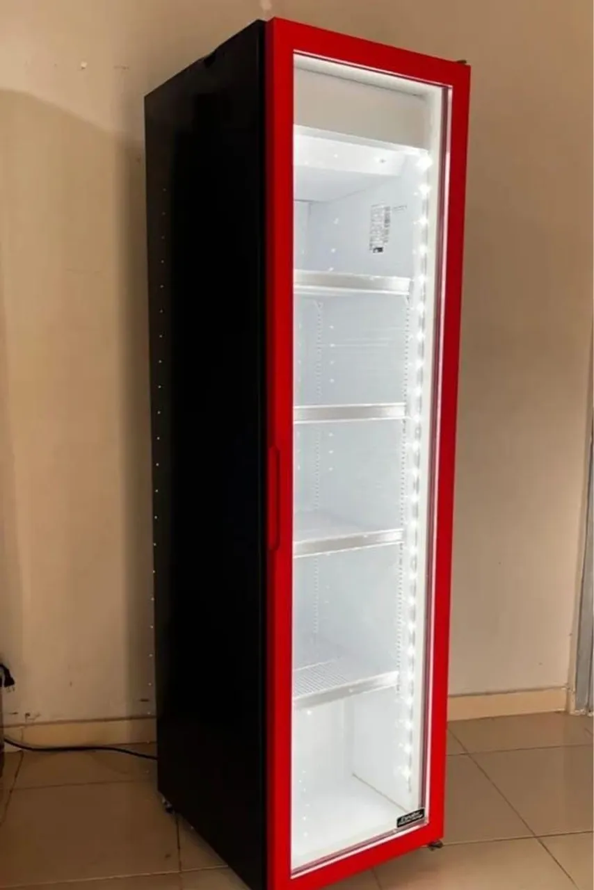 Geladeira Expositora Vertical com Design Moderno