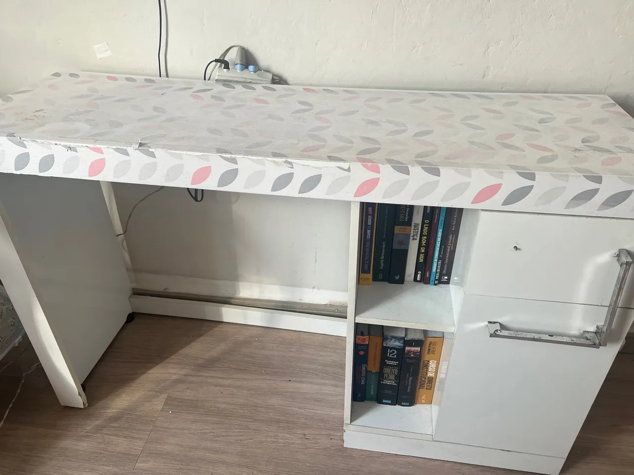 Escrivaninha branca com detalhes