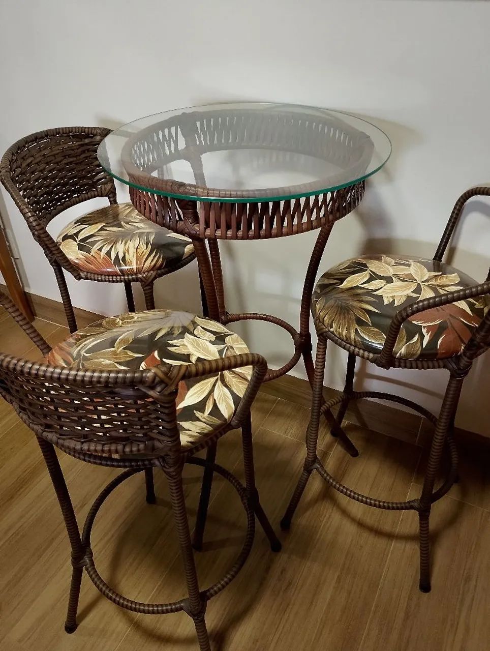 Conjunto Mesa Redonda e 3 Banquetas de Fibra Sintética