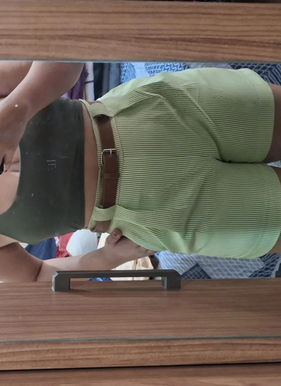 Shorts listrado verde com cinto marrom