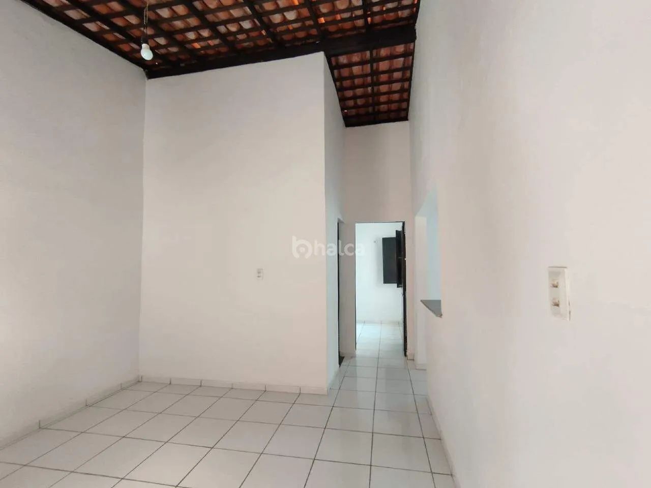 Casa para alugar em Condomínio fechado com cerca elétrica, concertina e portão grande de f - Foto 3