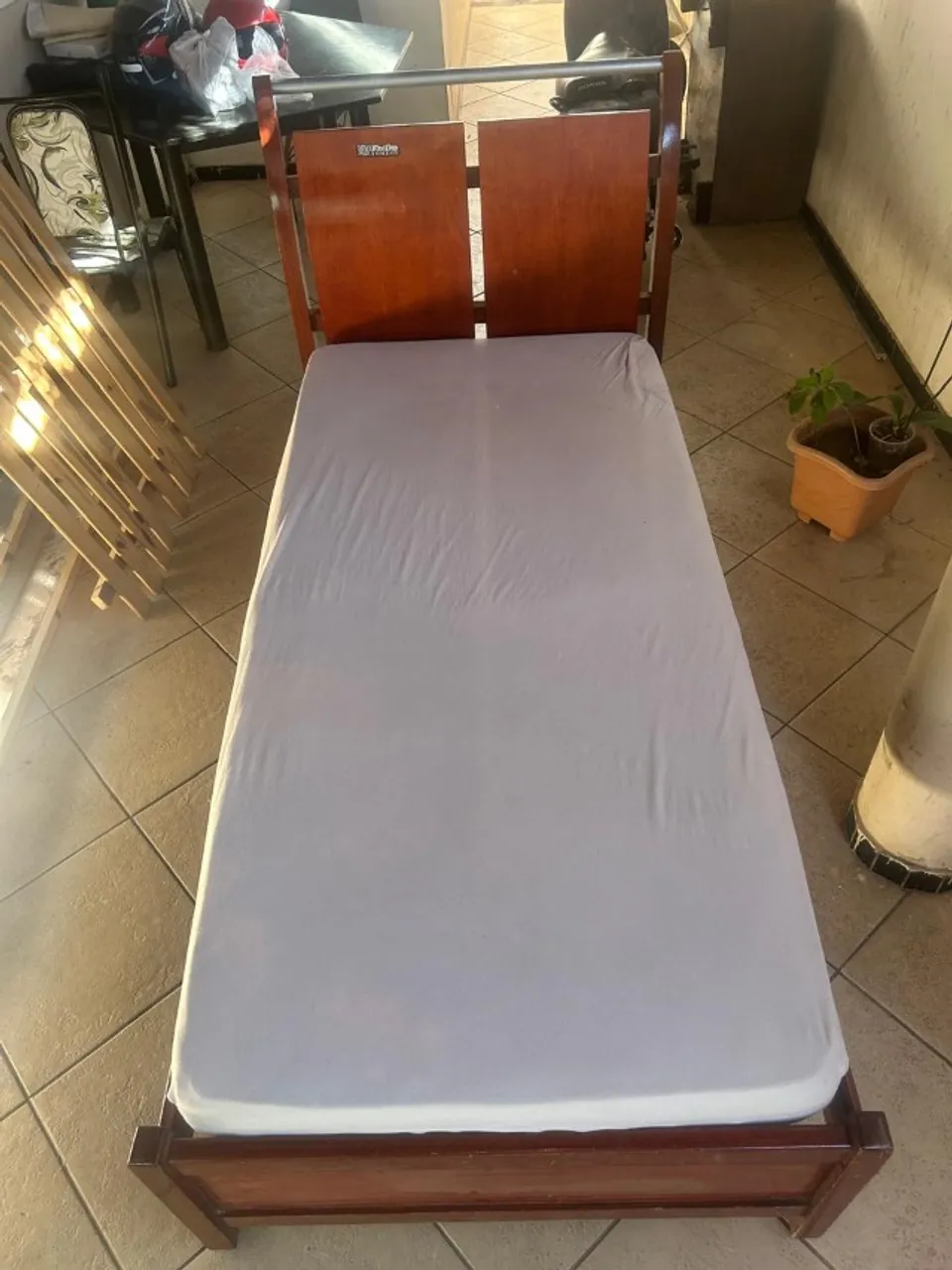 CAMA DE SOLTEIRO QUADRADA COM GRADE. 