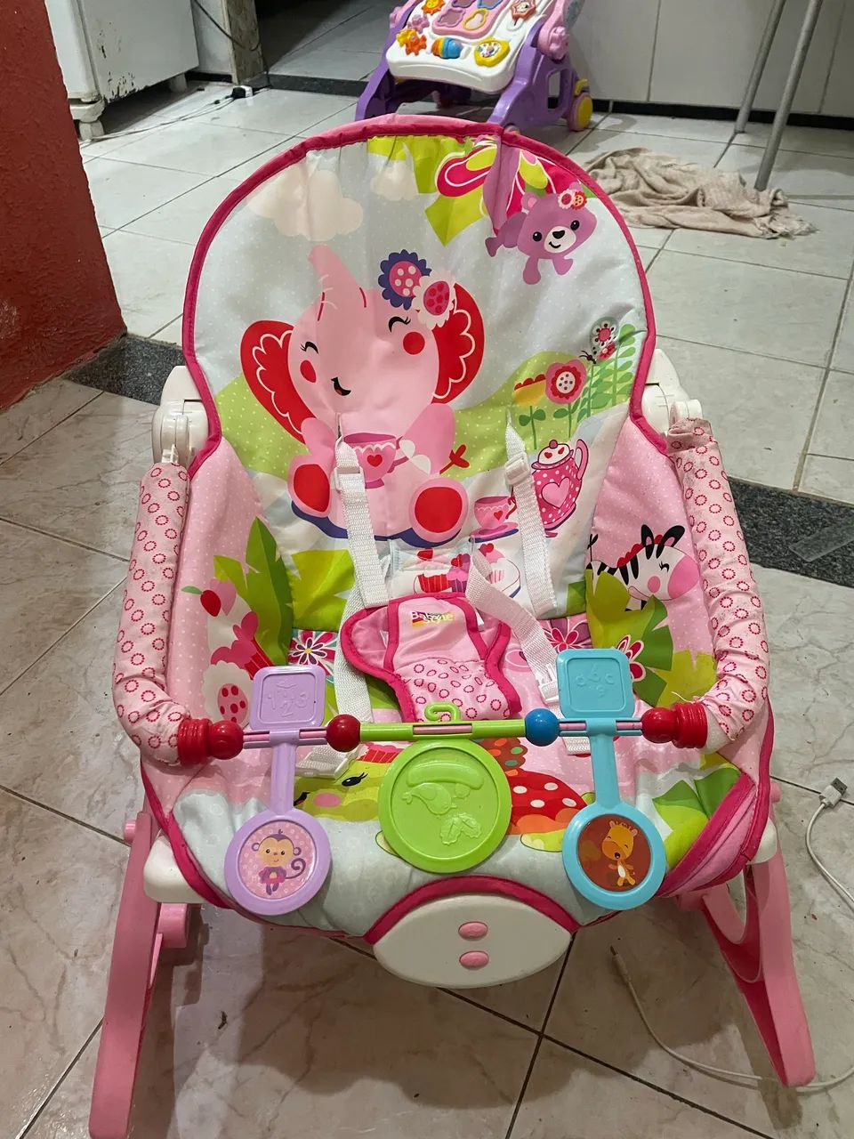 Cadeirinha vibratória de bebê 