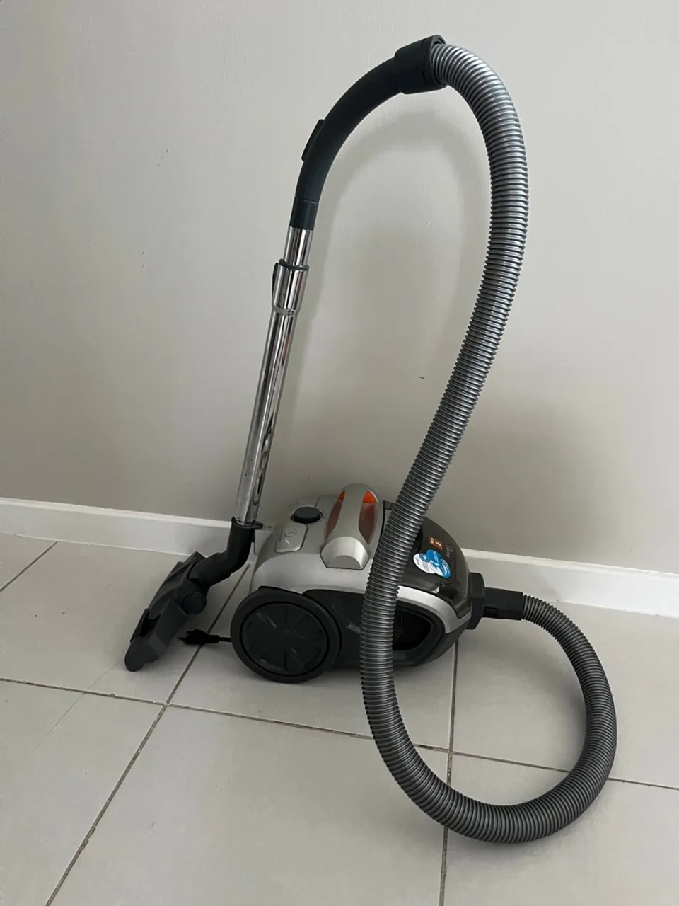 Aspirador de Pó Compacto e Eficiente