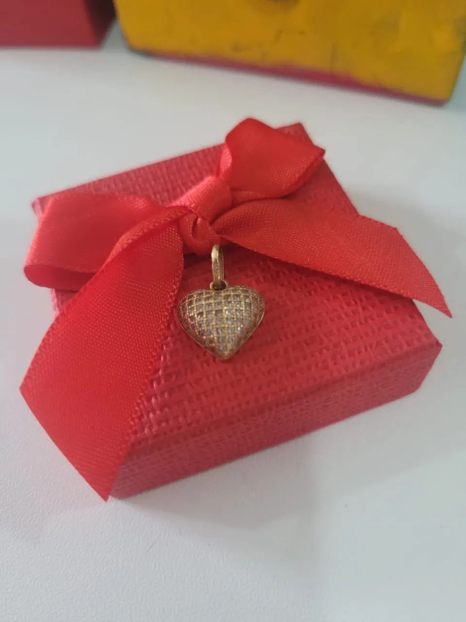 Pingente formato coração de ouro 18k com brilhante 